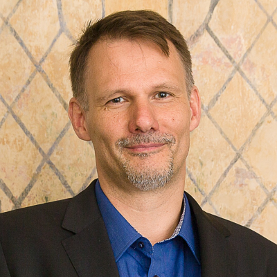 Image of prof. dr. Tom Vander Beken against a beige wall.